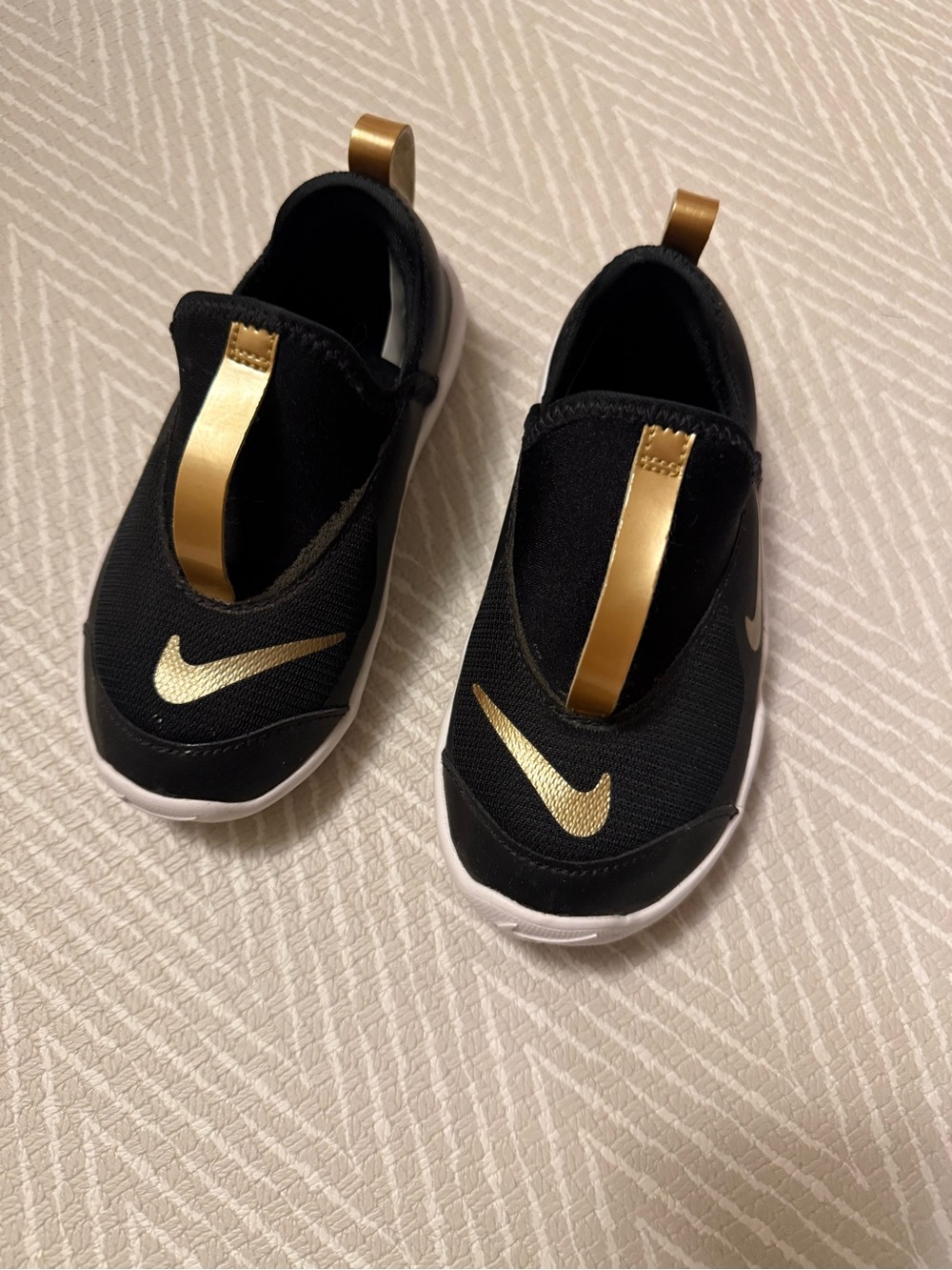 New Nike Lil’ Swoosh Toddler Kids Black and Gold Slip-On Athletic Sneakers 9c